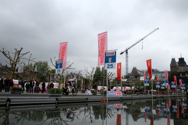 ゴッホ美術館や国立博物館に囲まれたミュージアム広場をスタート: photo:Kei Tsuji