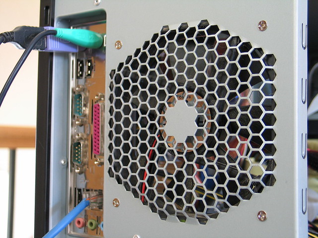 Silent_PC-honeycomb_grille