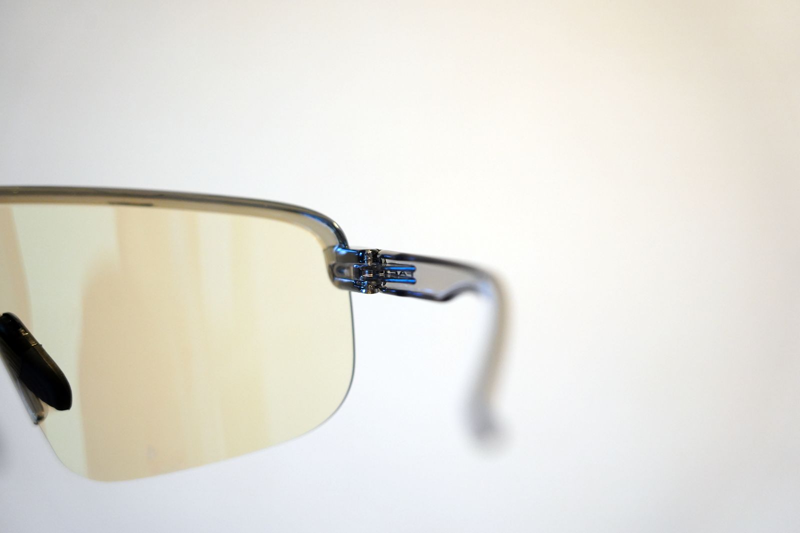 わずか20g! OGK Kabuto FA2 インプレッション レンズに調光剤を