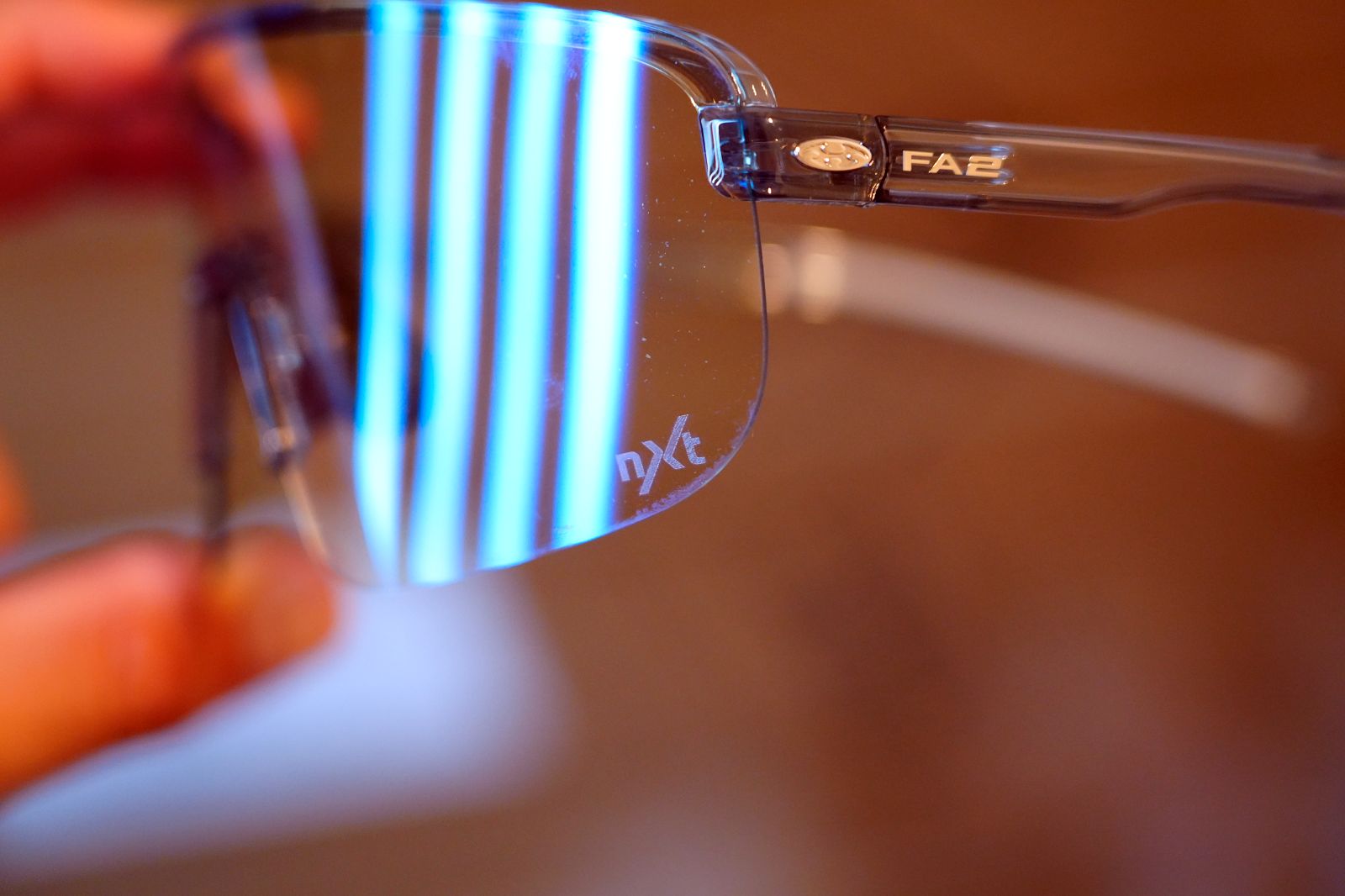 わずか20g! OGK Kabuto FA2 インプレッション レンズに調光剤を