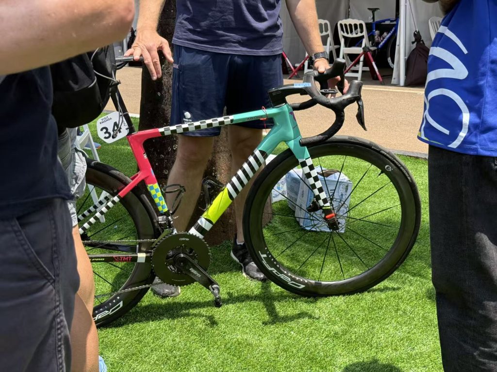  Quantum ロードバイク GIANT】電動変速機搭載＆ハイクオリティフレームの組み合わせで